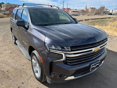 Used 2022 Chevrolet Suburban LT image 3