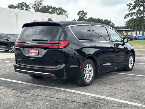 Used 2024 Chrysler Pacifica Touring-L FWD image 5
