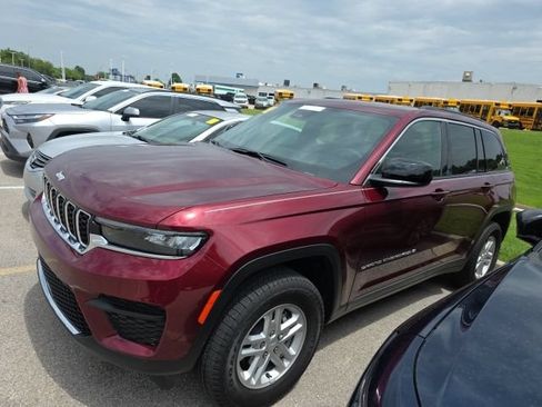 Used 2025 Jeep Grand Cherokee Laredo AWD/4WD image 2