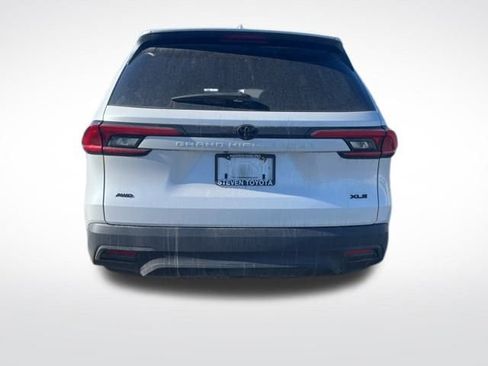 Used 2024 Toyota Grand Highlander XLE image 6