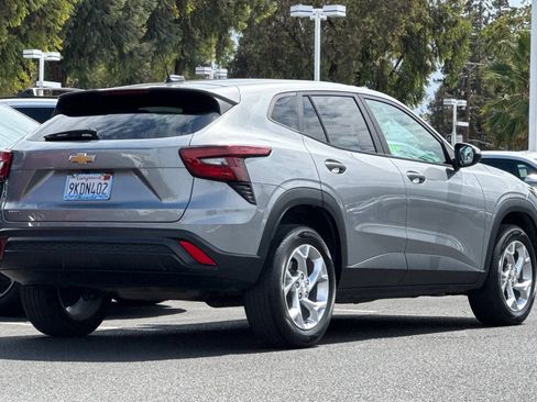 Used 2024 Chevrolet Trax LS w/ LS Convenience Package FWD image 5