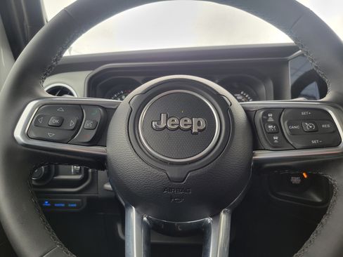 Used 2025 Jeep Wrangler Unlimited Sahara AWD/4WD image 8