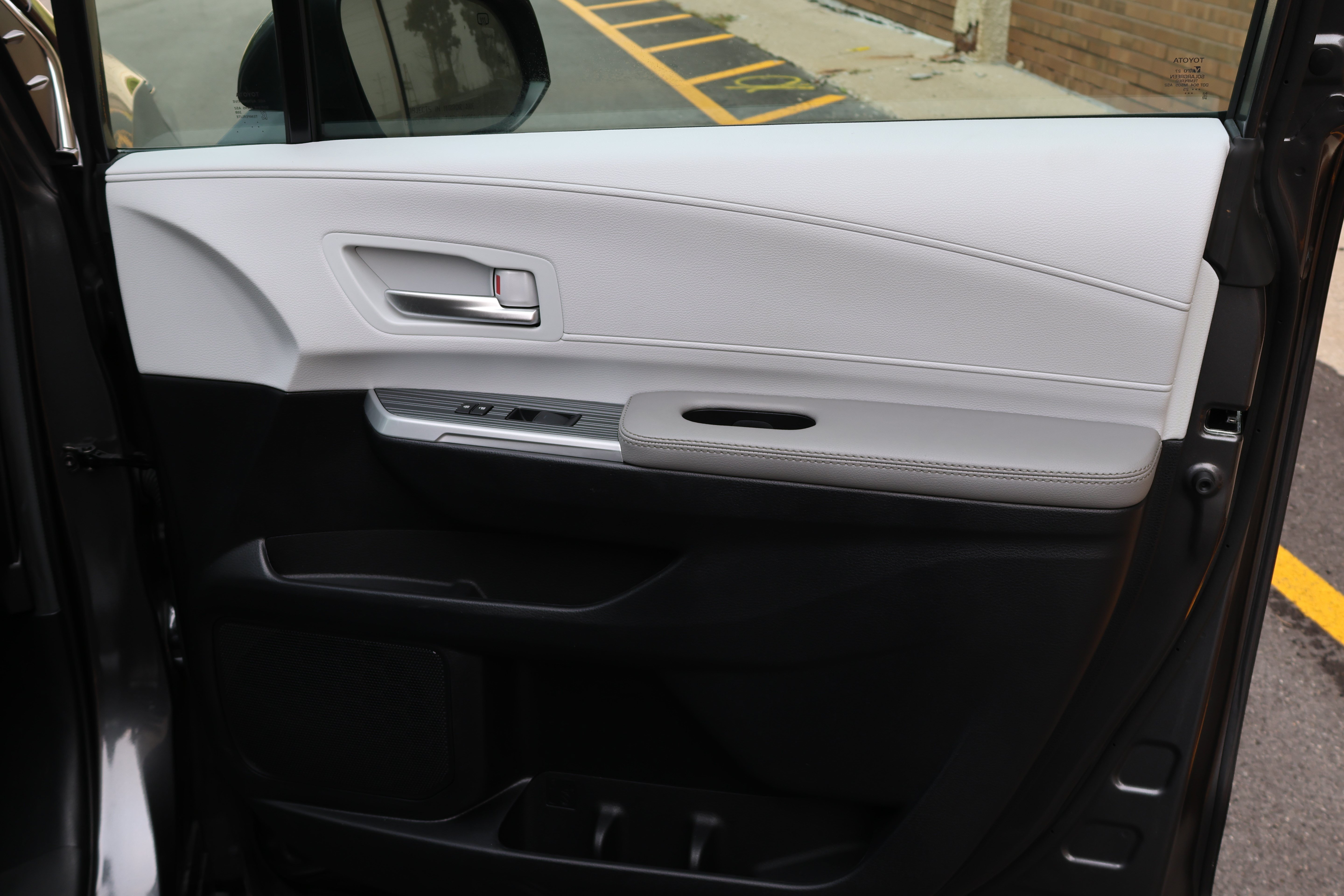 Certified 2025 Toyota Sienna XLE FWD image 40
