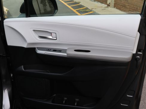 Used 2025 Toyota Sienna XLE FWD image 40