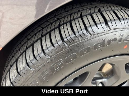 Used 2021 Chrysler Pacifica Limited w/ Uconnect Theater Family Group image 34