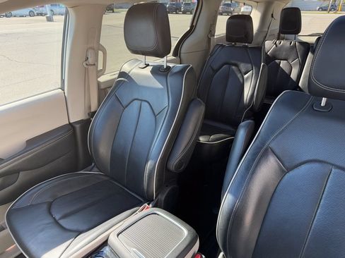 Used 2023 Chrysler Pacifica Limited FWD image 47