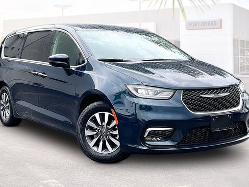 Used 2023 Chrysler Pacifica Touring-L FWD image 1