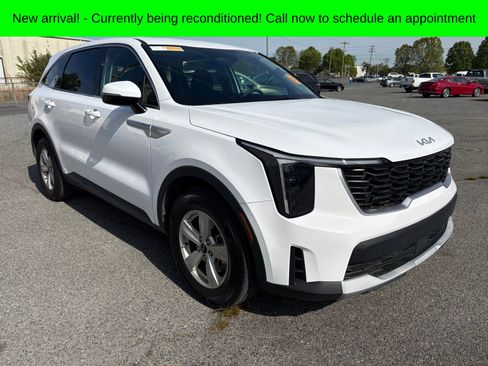 Used 2024 Kia Sorento LX image 1