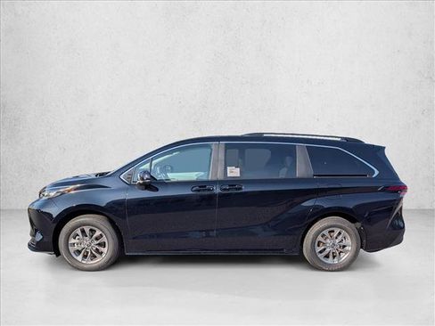 New 2026 Toyota Sienna LE FWD image 5