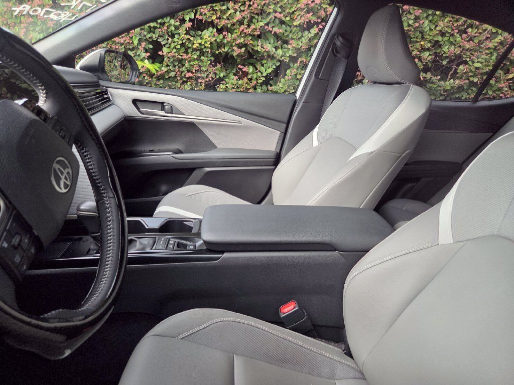 Used 2025 Toyota Camry SE FWD image 5