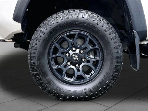 Used 2022 Toyota Tacoma TRD Off-Road w/ Technology Package AWD/4WD image 11