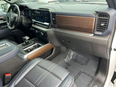 Used 2022 Chevrolet Silverado 1500 High Country w/ Technology Package AWD/4WD image 34