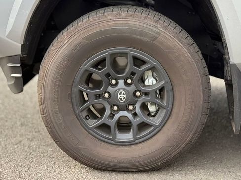 Used 2021 Toyota Tacoma SR5 AWD/4WD image 9