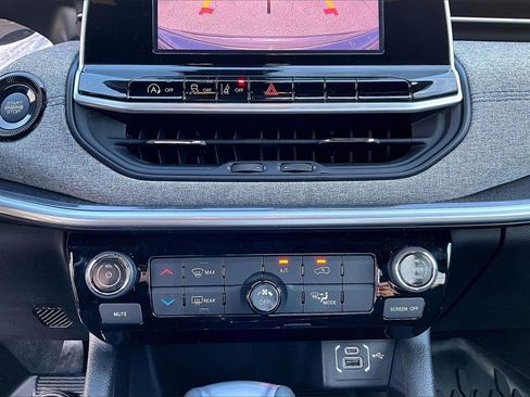 Certified 2025 Jeep Compass Latitude image 16