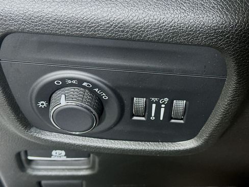 Used 2023 Jeep Grand Cherokee Laredo w/ Luxury Tech Group I RWD image 17