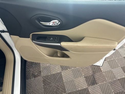 Used 2020 Jeep Cherokee Latitude w/ Cold Weather Group image 25