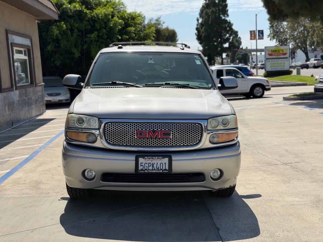 Used 2004 GMC Yukon Denali AWD/4WD image 3