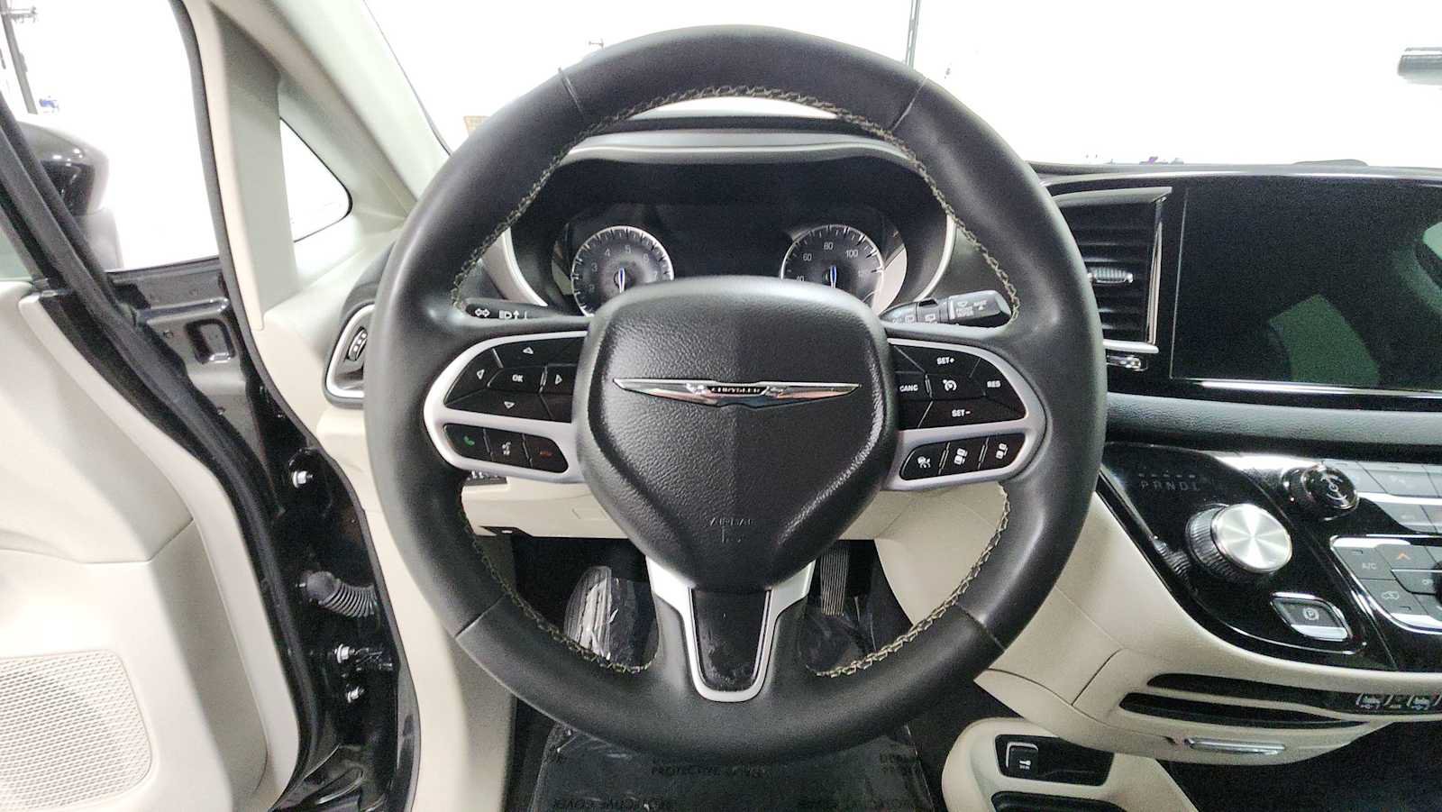 Used 2023 Chrysler Pacifica Touring-L FWD image 16
