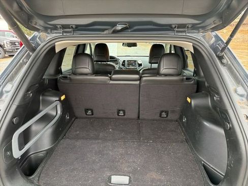 Used 2018 Jeep Cherokee Latitude Plus w/ Comfort/Convenience Group image 11