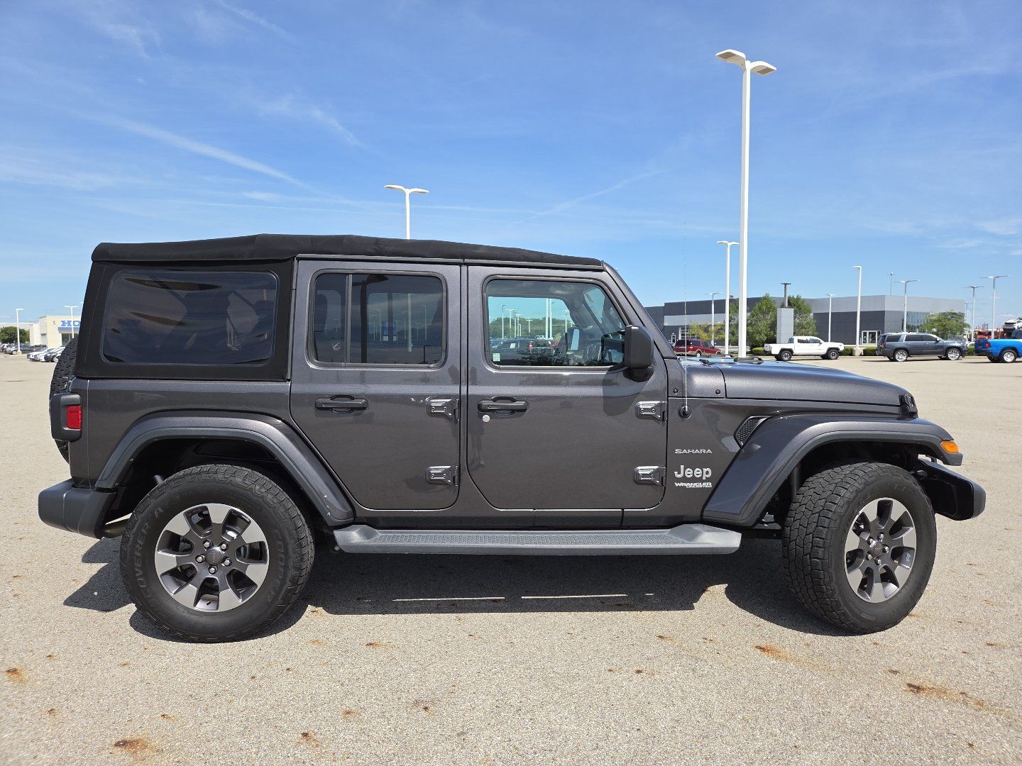 Used 2018 Jeep Wrangler Unlimited Sahara AWD/4WD image 16