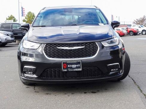 Used 2024 Chrysler Pacifica Select image 2