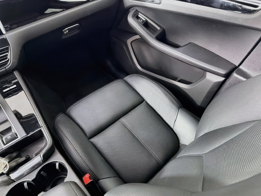 Certified 2023 Porsche Macan AWD/4WD image 26