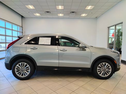 Used 2024 Cadillac XT4 Premium Luxury FWD image 2