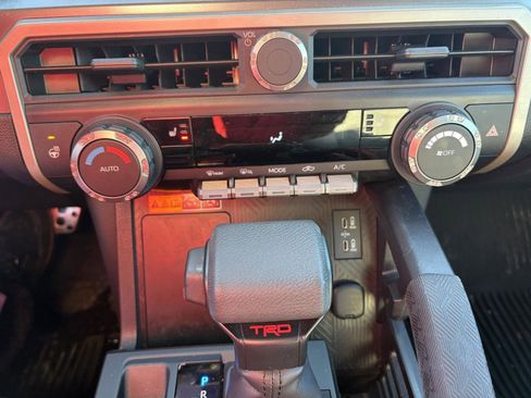 Used 2025 Toyota Tacoma TRD Sport w/ TRD Sport Upgrade Package image 19