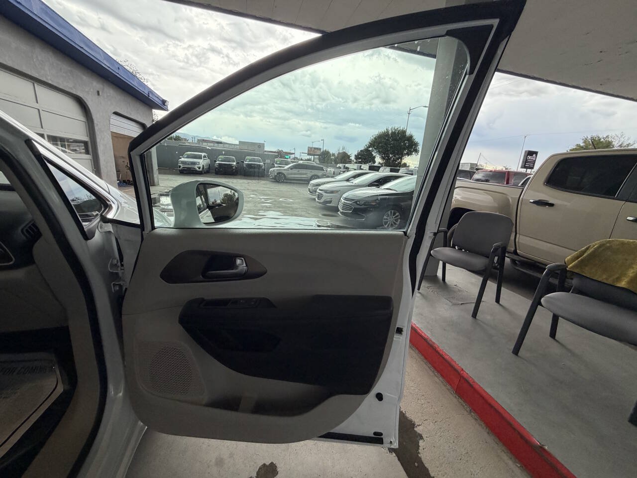 Used 2017 Chrysler Pacifica Touring-L FWD image 13