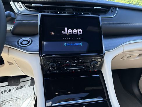 Certified 2024 Jeep Grand Cherokee L Limited w/ Luxury Tech Group II AWD/4WD image 22