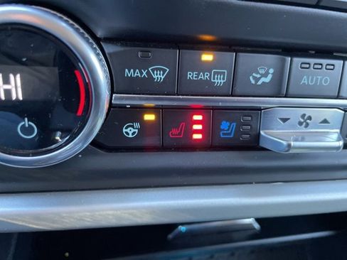 Used 2023 Ford Expedition XLT image 16