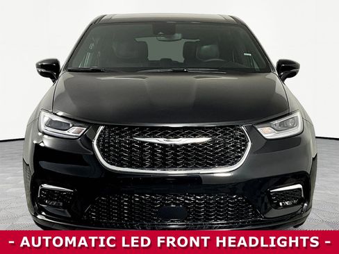 Used 2025 Chrysler Pacifica Select FWD image 2