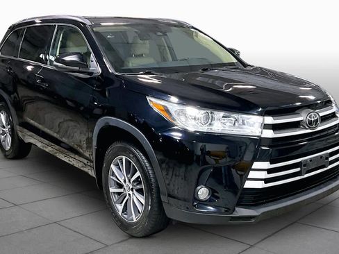 Used 2018 Toyota Highlander XLE AWD/4WD image 3