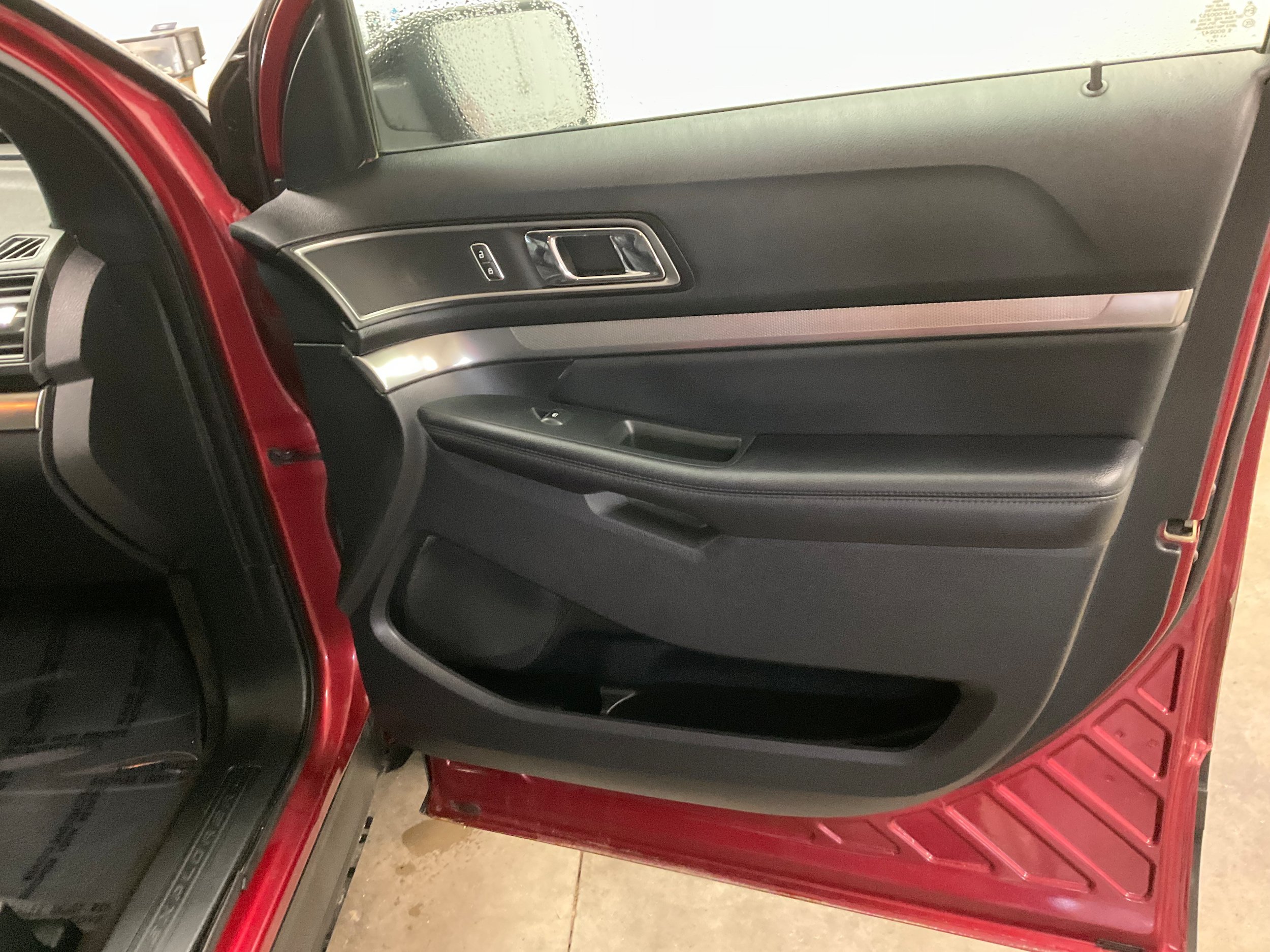 Used 2018 Ford Explorer XLT w/ Equipment Group 202A AWD/4WD image 29