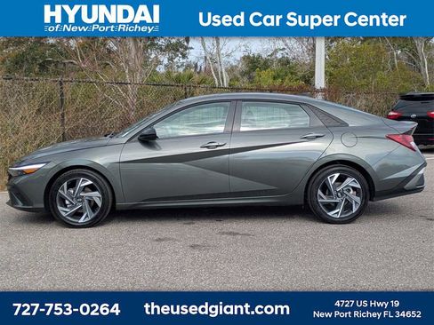 Used 2025 Hyundai Elantra Sport image 2