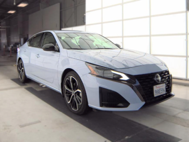 Used 2023 Nissan Altima 2.5 SR w/ SR Premium Package FWD image 3