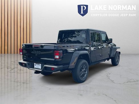 New 2025 Jeep Gladiator Sport image 8