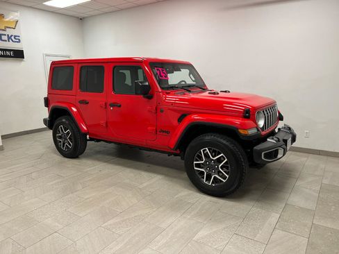 Used 2025 Jeep Wrangler Unlimited Sahara AWD/4WD image 3