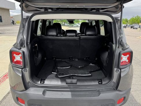 Used 2018 Jeep Renegade Altitude w/ UConnect 8.4 Nav Group AWD/4WD image 9