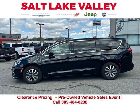 Used 2024 Chrysler Pacifica Limited FWD image 2