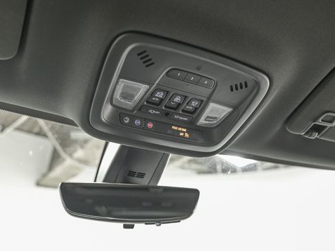 Used 2023 Chevrolet Traverse Premier image 23