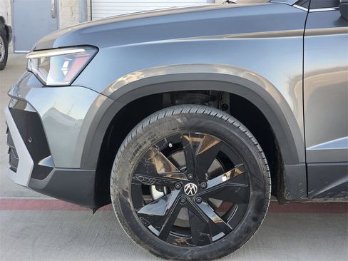 Used 2025 Volkswagen Taos SE image 5