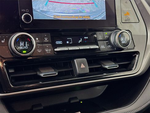 Used 2023 Toyota Highlander XLE image 13