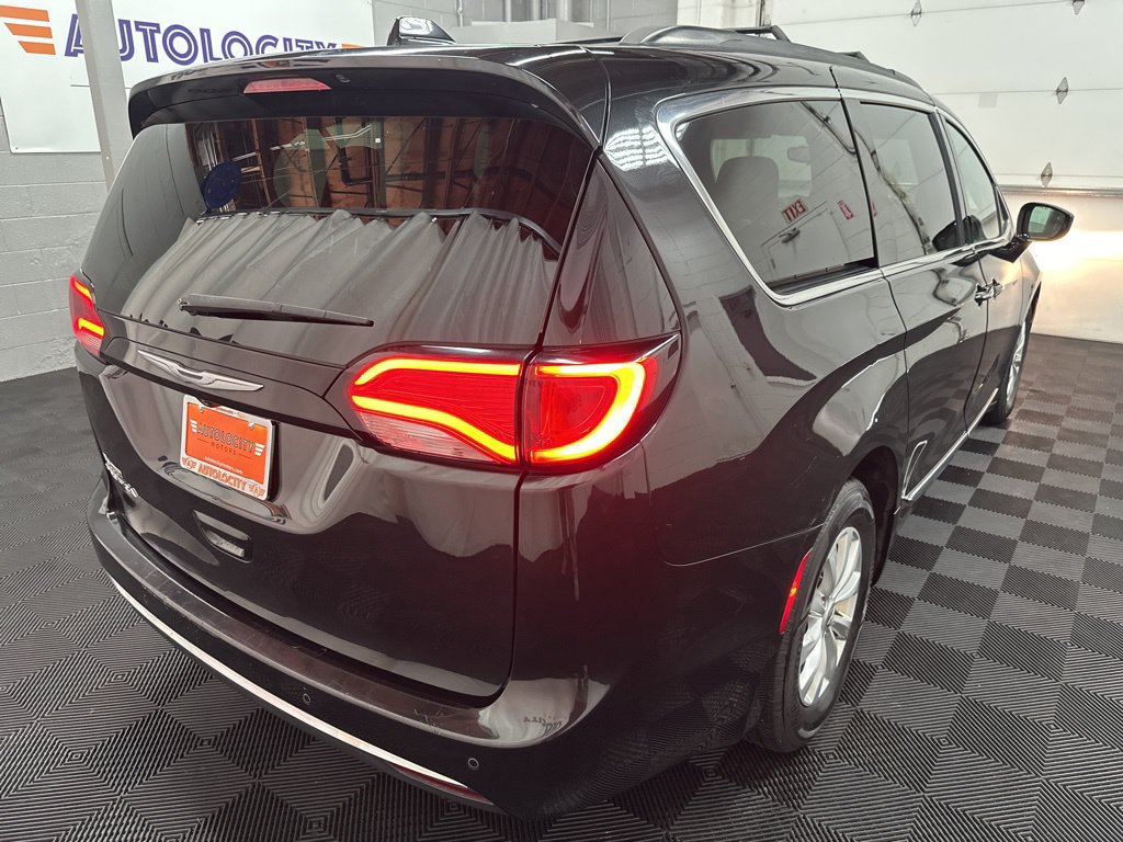 Used 2017 Chrysler Pacifica Touring-L FWD image 9