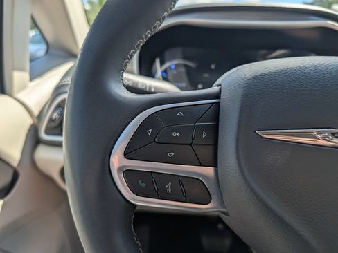 Used 2024 Chrysler Pacifica Limited FWD image 21