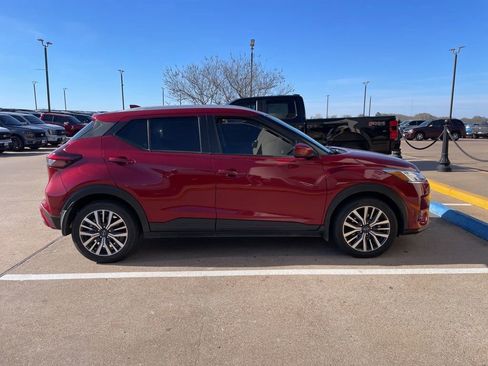 Used 2022 Nissan Kicks SV image 2