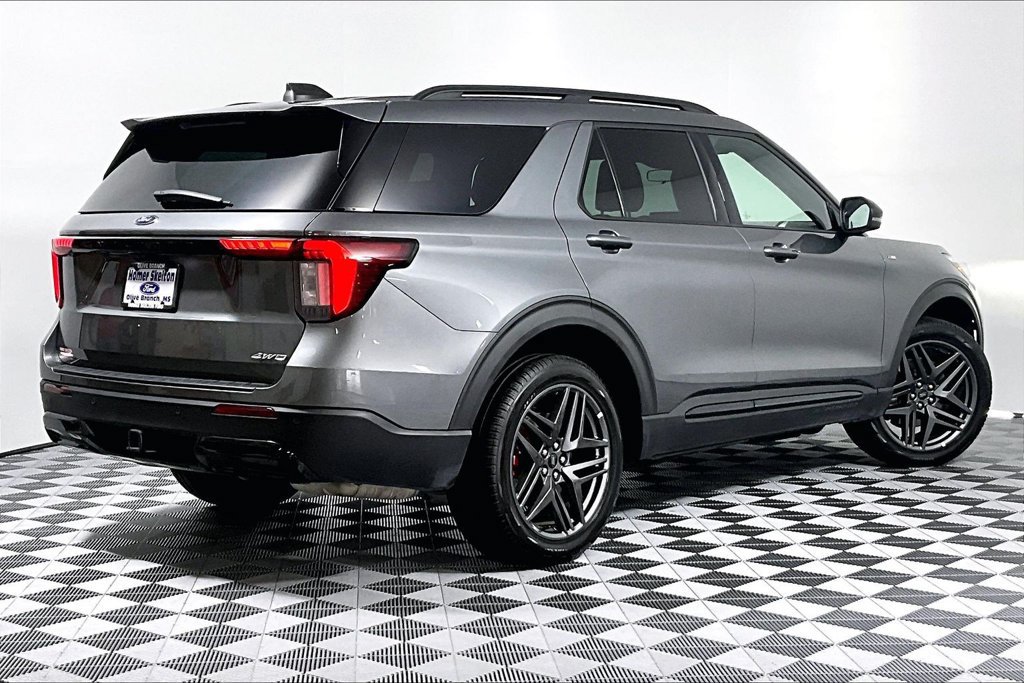 Used 2025 Ford Explorer ST-Line w/ ST-Line Street Pack AWD/4WD image 12