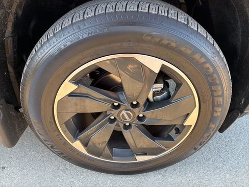 Used 2025 Nissan Rogue SV w/ SV Premium Package image 11