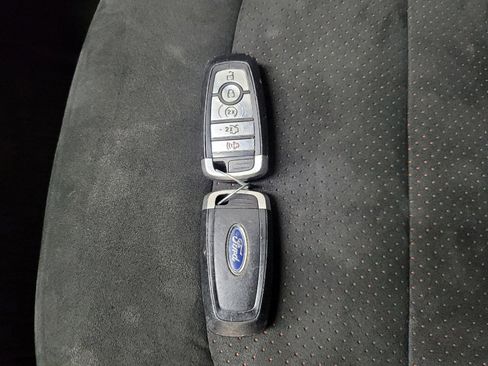 Used 2018 Ford Explorer XLT w/ Equipment Group 202A AWD/4WD image 32
