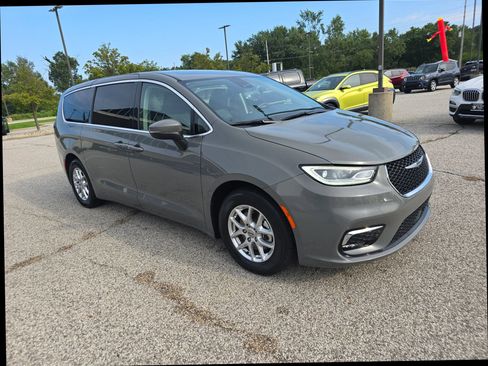Used 2023 Chrysler Pacifica Touring-L FWD image 6